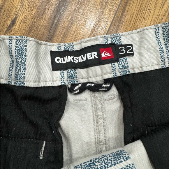 Men’s Quicksilver Shorts - Picture 2 of 2